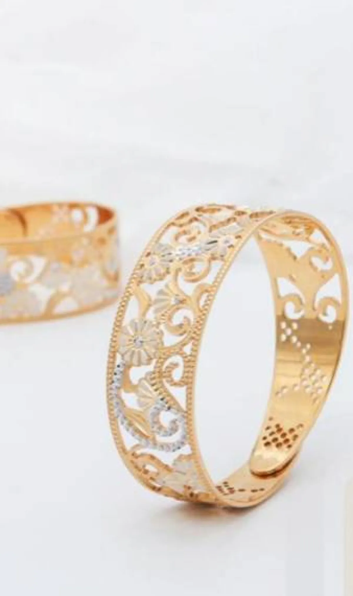 مشغولات ذهبية بطابع عصري