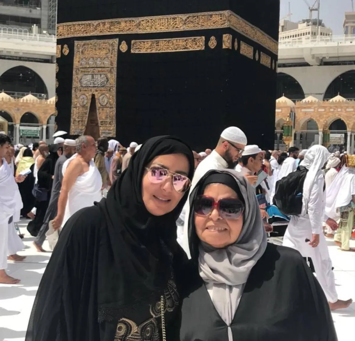 سمية الخشاب ووالدتها- الصورة من صفحتها على الفيس بوك