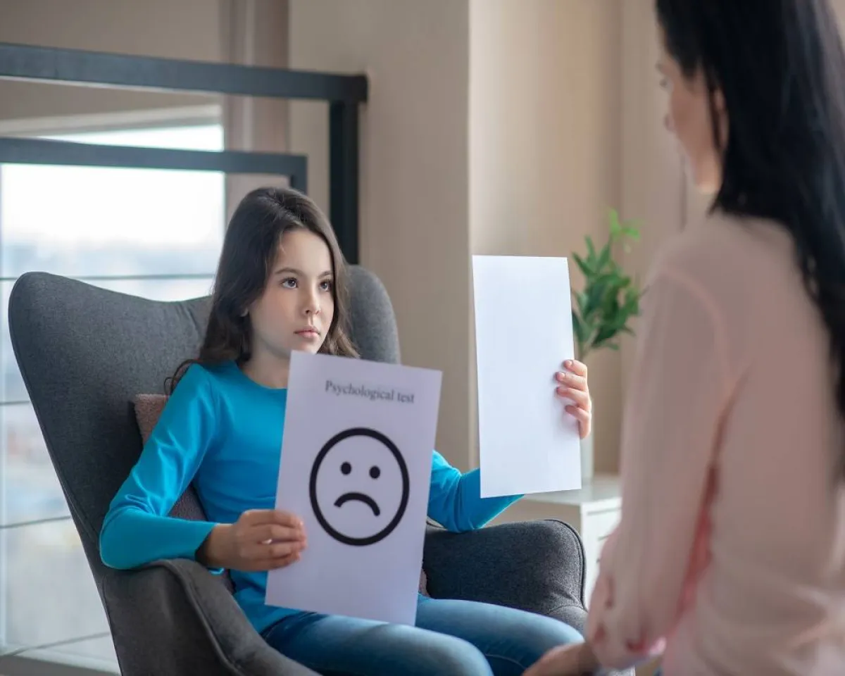 صورة لطفلة مع أخصائية نفسية