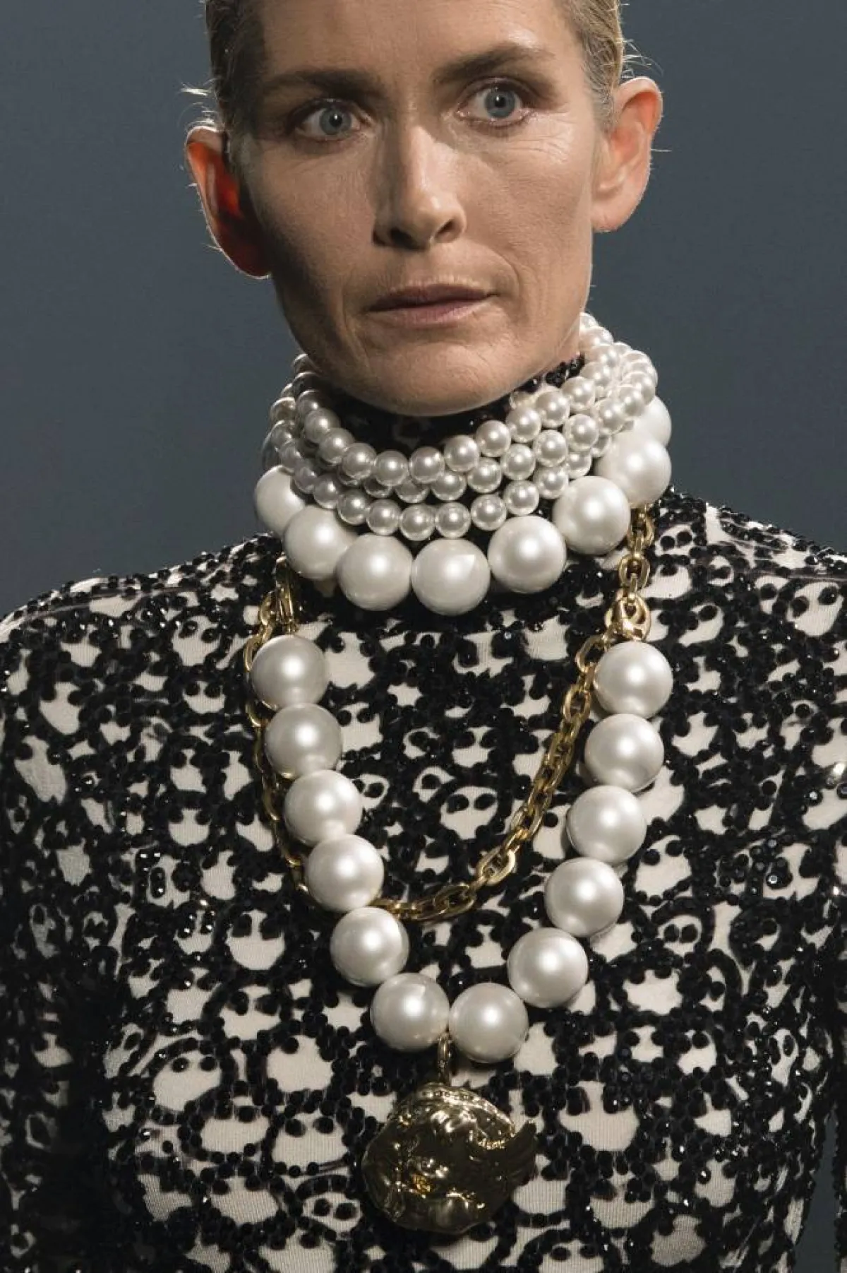 إطلالات اللؤلؤ لإطلالة أنثوية