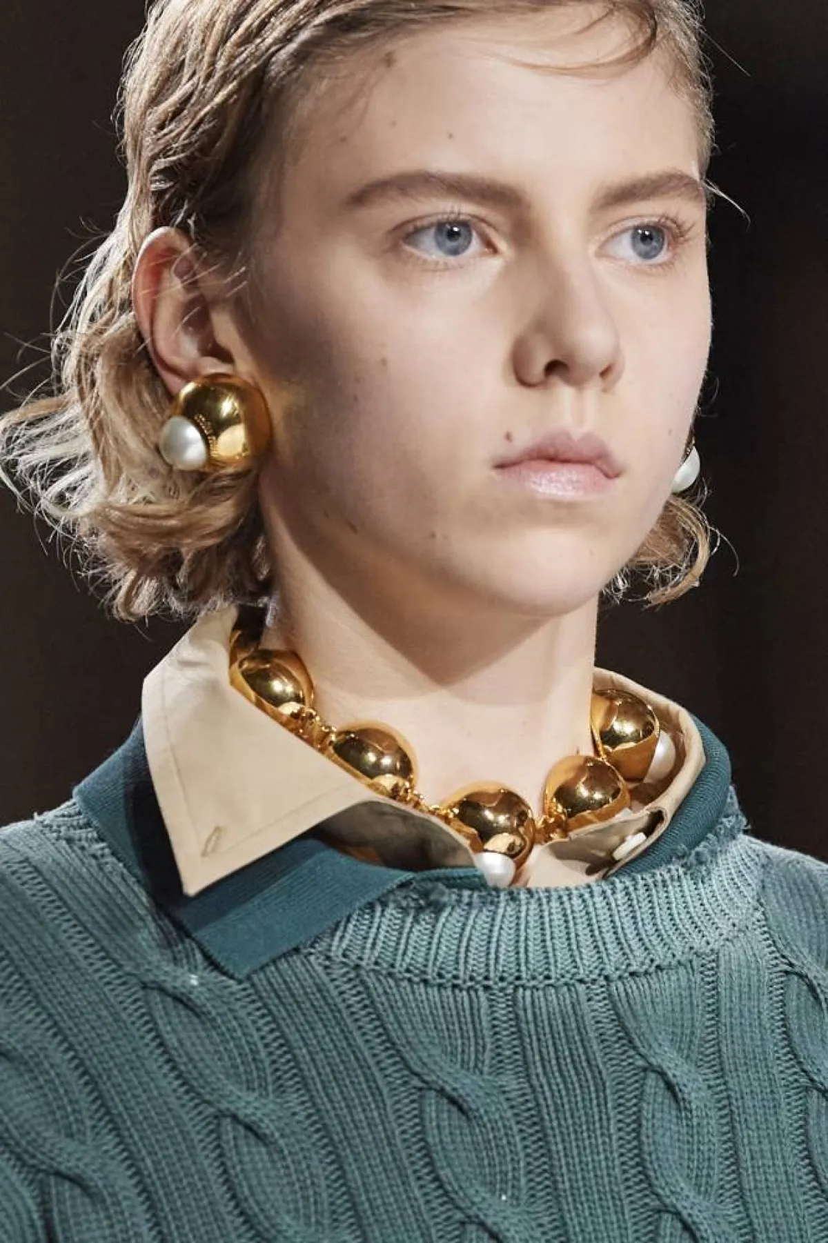 إطلالات اللؤلؤ لإطلالة أنثوية