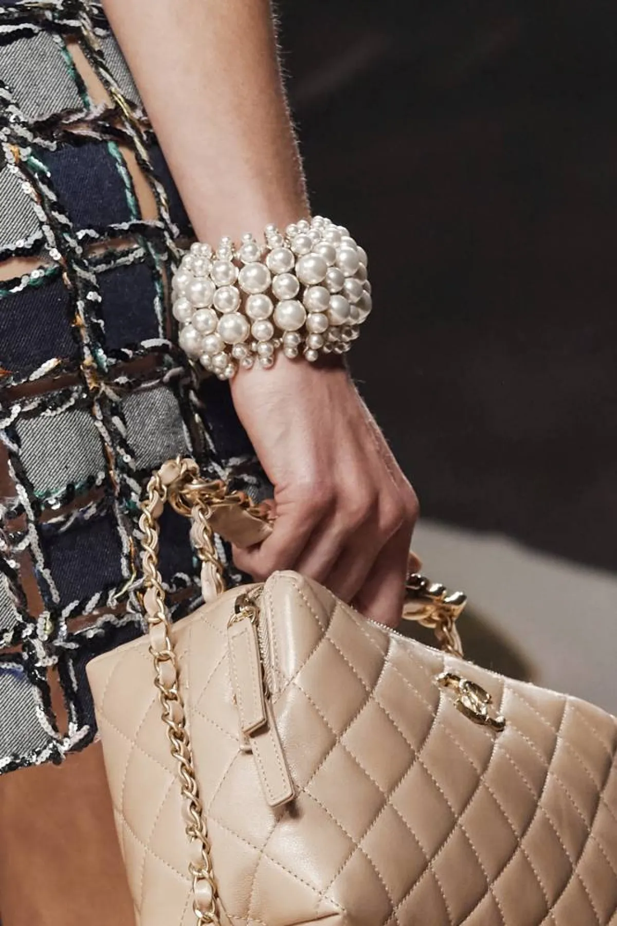 إطلالات اللؤلؤ لإطلالة أنثوية