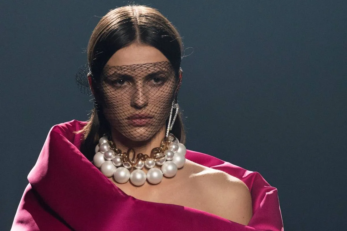 إطلالات اللؤلؤ لإطلالة أنثوية