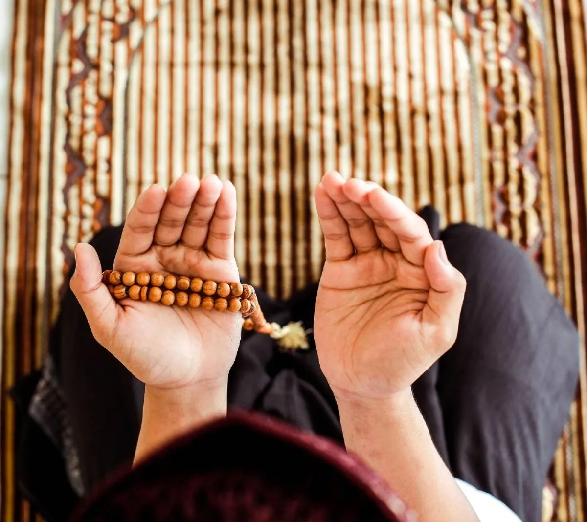 صورة لطفل يتعبد في ليلة القدر