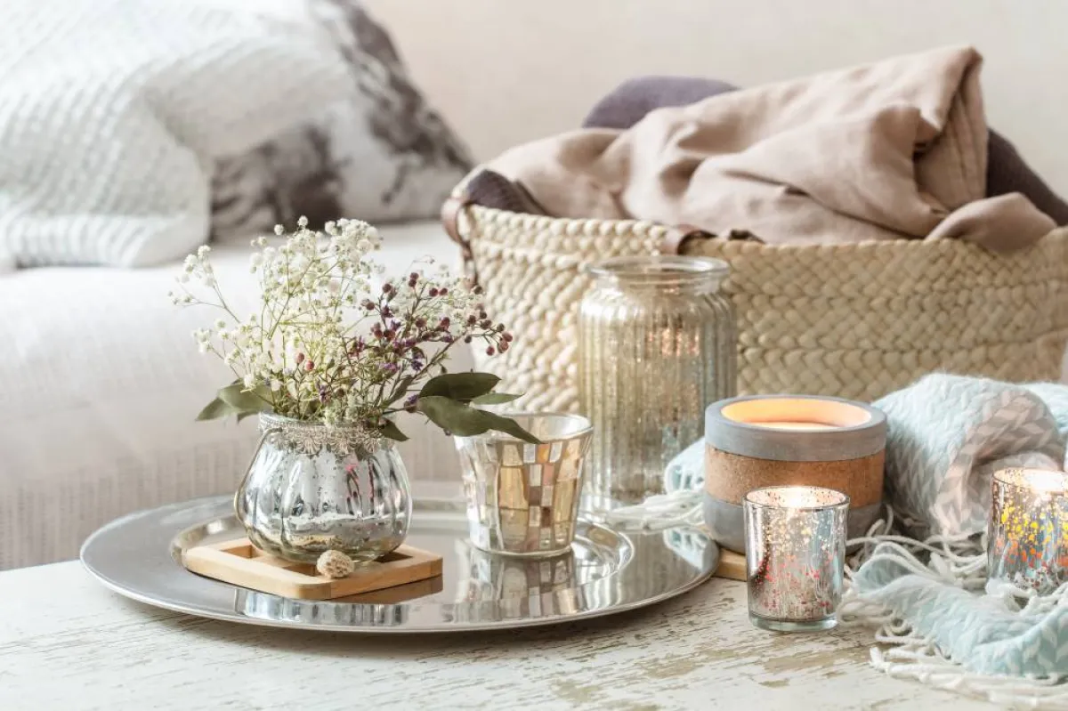 تزيين الطاولات بالتُحف والمزهريات والصواني المزخرفة