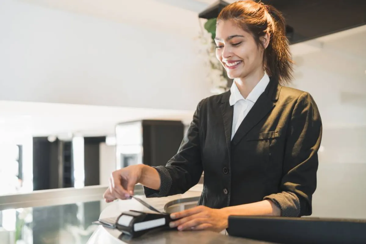 التعامل بأدب مع الموظفين بالفندق