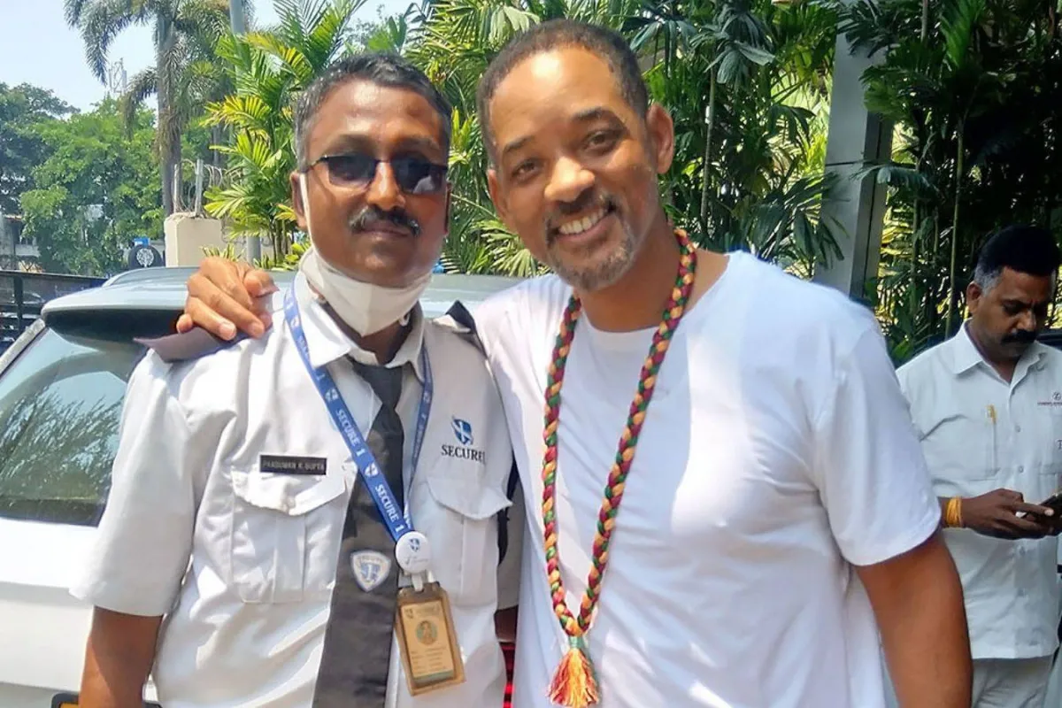 ويل سميث مع أحد أفراد الأمن في الهند- الصورة من موقع People