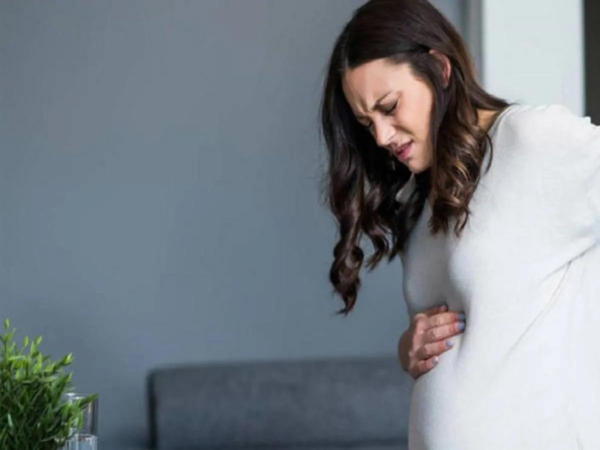 صورة لحامل تعاني من مخاطر الإجهاض