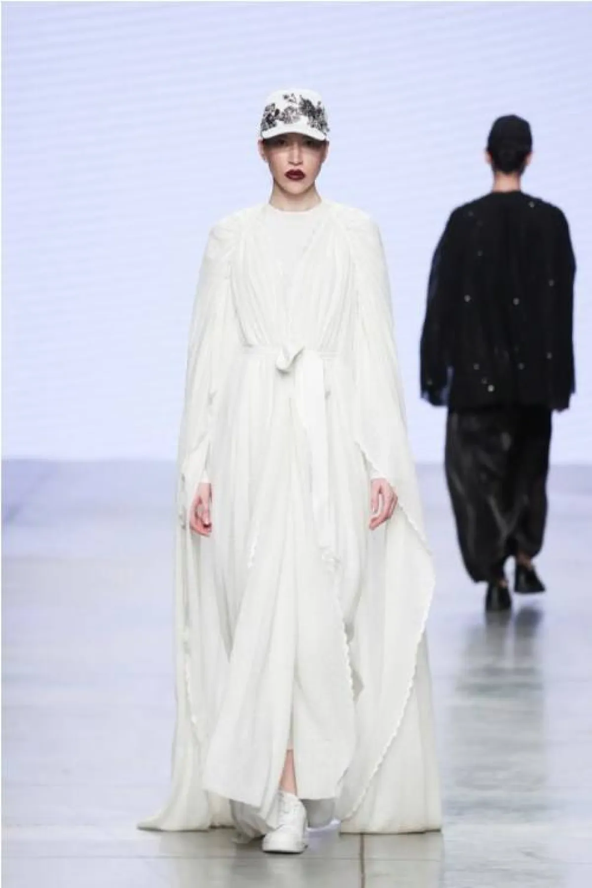 فستان طويل واسع من أل قطان  Al Kaftan