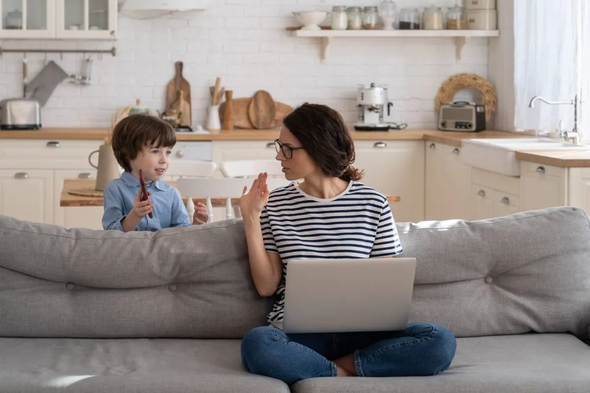 صورة لأم مع ابنها