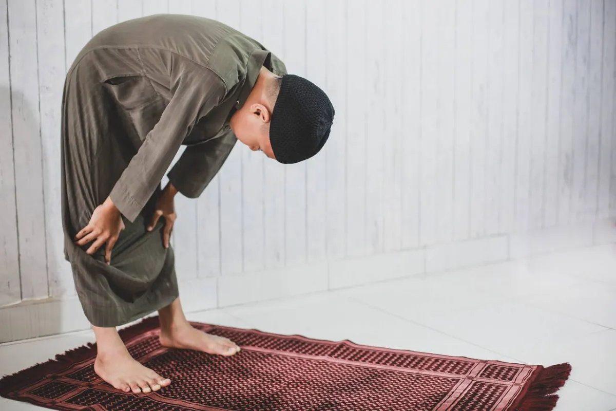 صورة لطفل يصلي