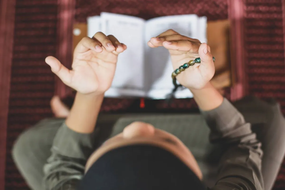 صورة لطفل يدعو