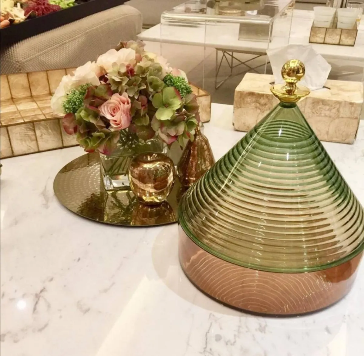 الأزهار جذابة في المساحات الداخلية 