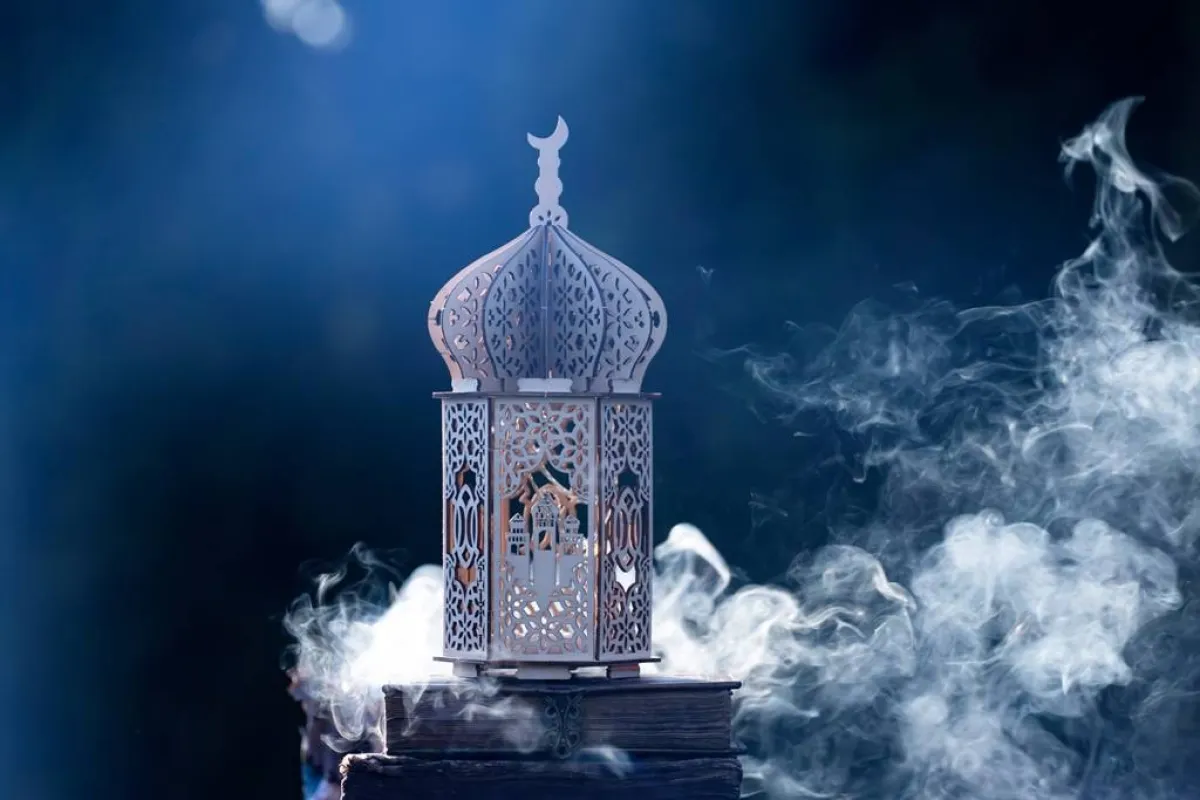 الاعتكاف هو المُكوث في المسجد والبقاء فيه لطاعة الله سبحانه وتعالى