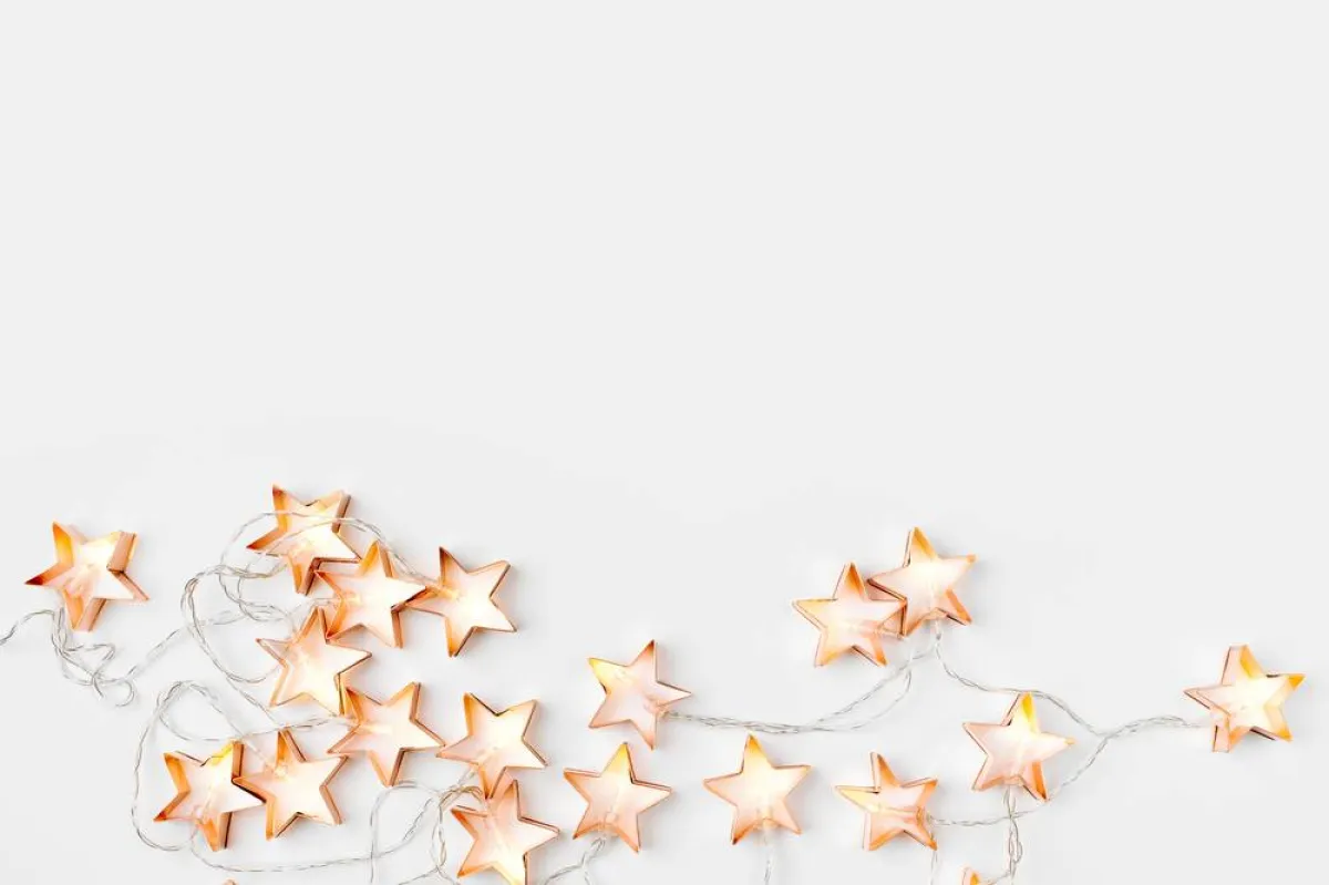 شريط الإنارة يوضع حول الطاولة 