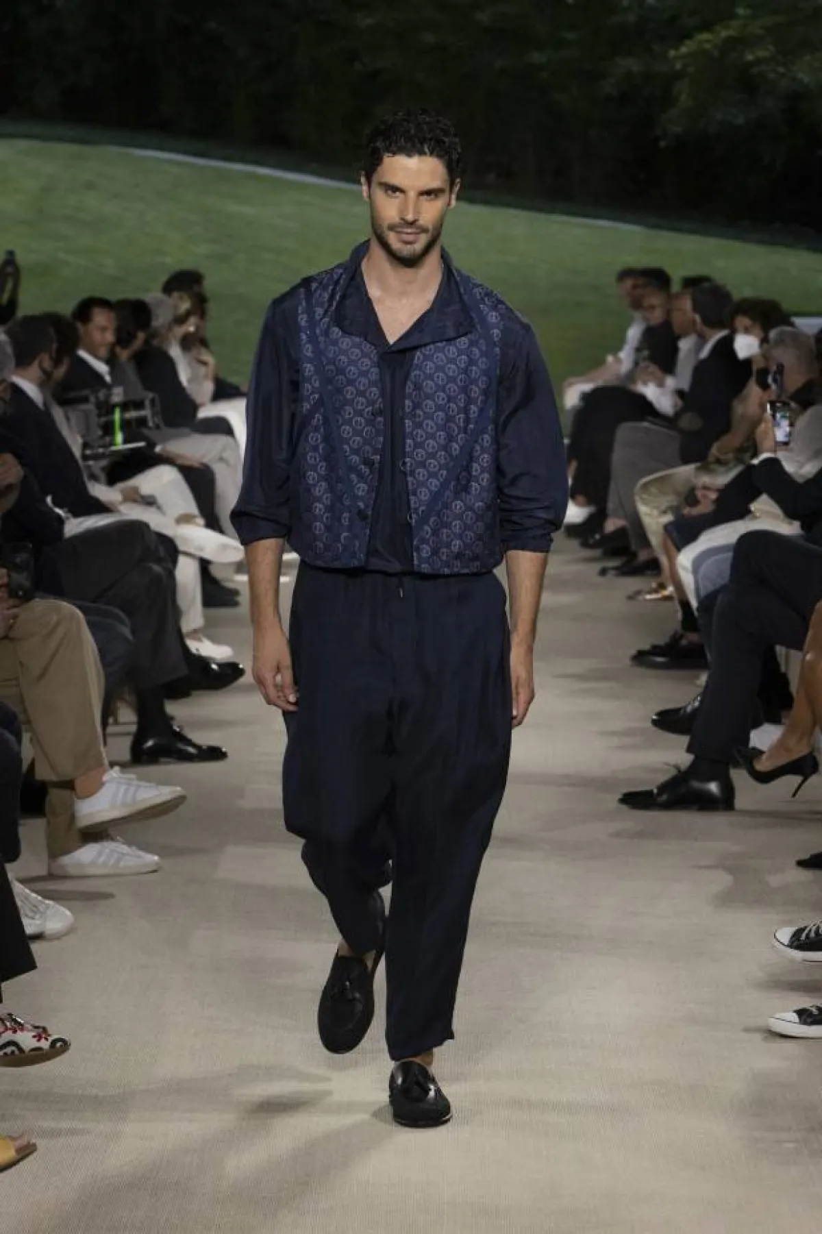 قميص ضفاض بياقة عريضة من جورجيو أرماني Giorgio Armani