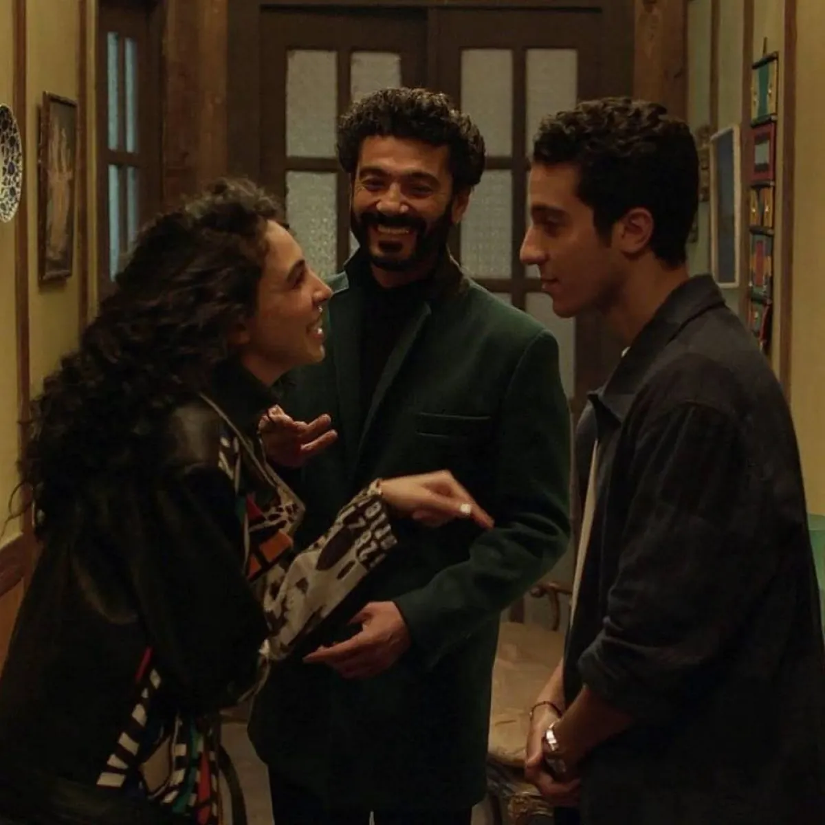 "ولاء و طارق وبليغ في كواليس مسلسل  " راجعين ياهوى" - الصورة من صفحة سلمى أبو ضيف على موقع " انستغرام"