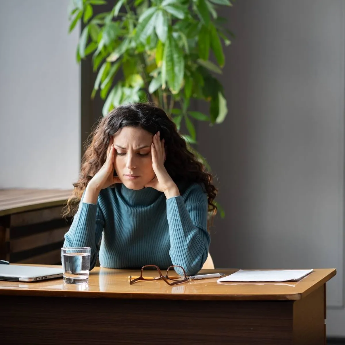 صورة لمراهقة تعاني من الصداع