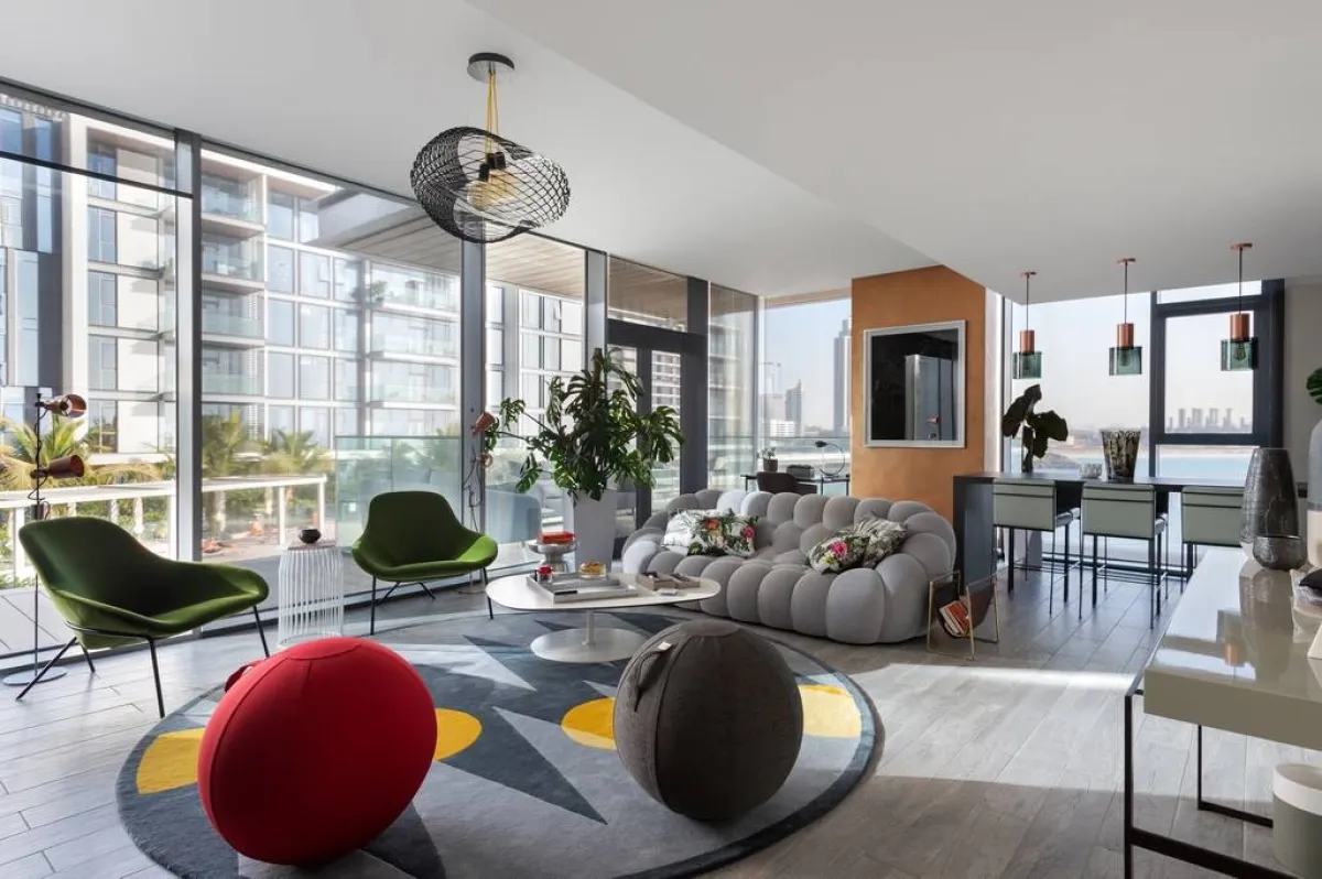 من أعمال نيكي بيسيكر، في إطار التصميم الداخلي