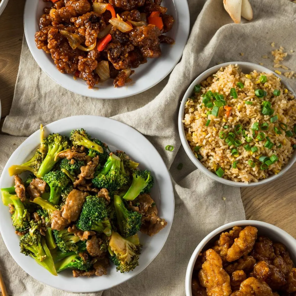 صورة لعدد من الأطباق 