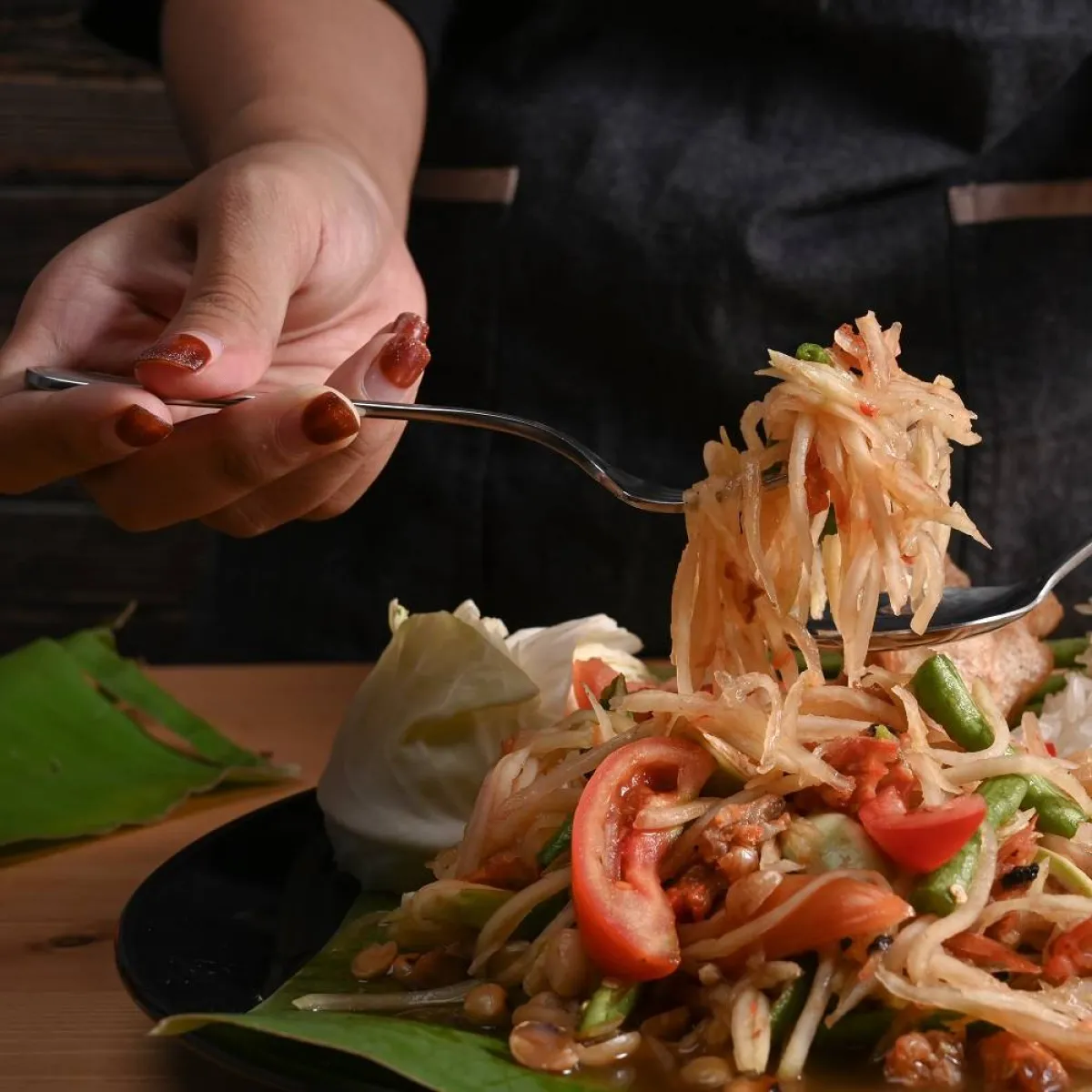 صورة ليد تلتقط الطعام