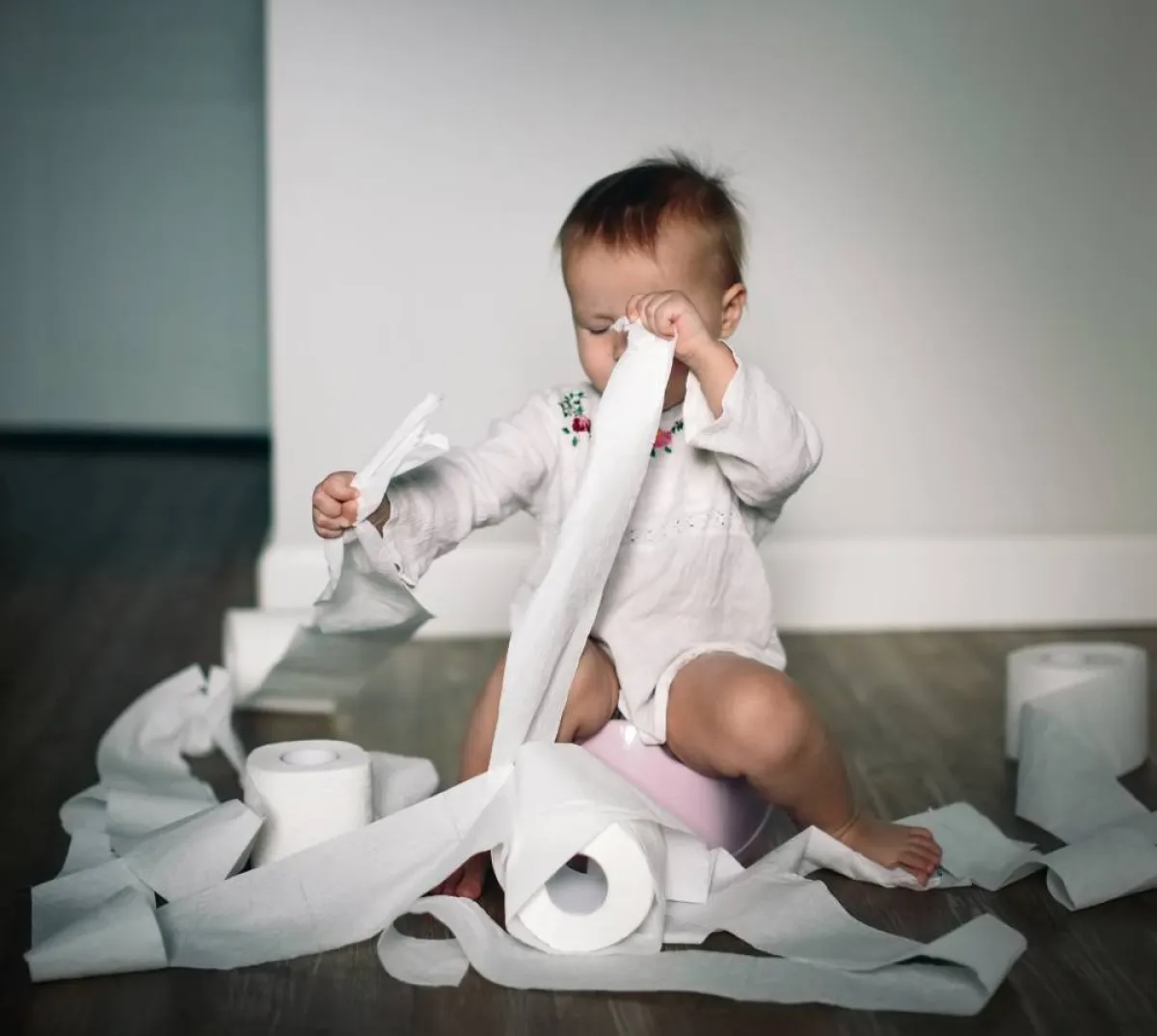 صورة طفل يجلس على النونية