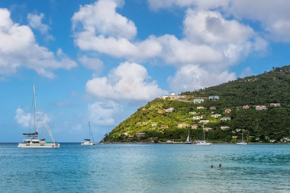 يعد شاطئ Cane Garden Bay أشهر امتداد من الرمال في تورتولا