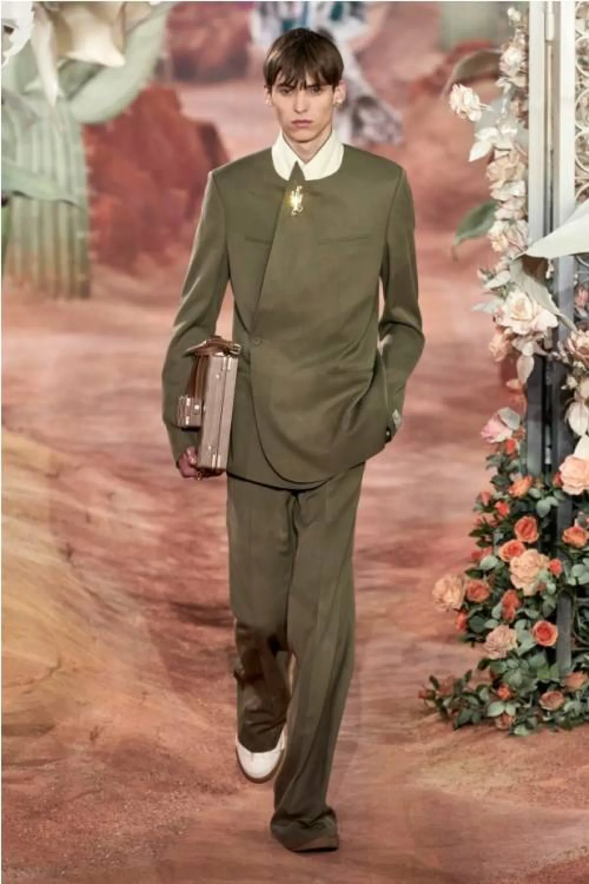 بدلة ملوّنة من كريستيان ديور  Christian Dior