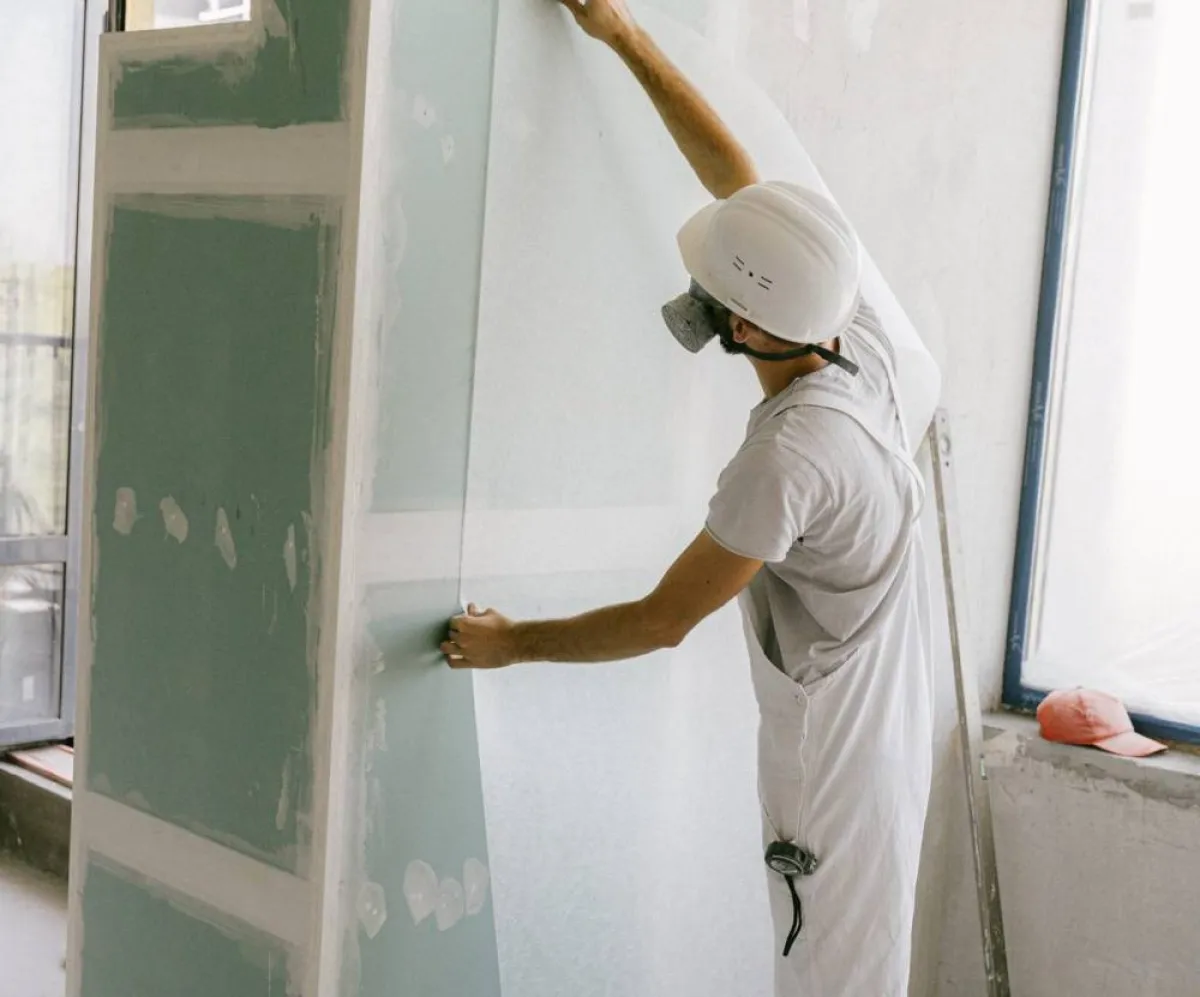 صورة لرجل يعمل