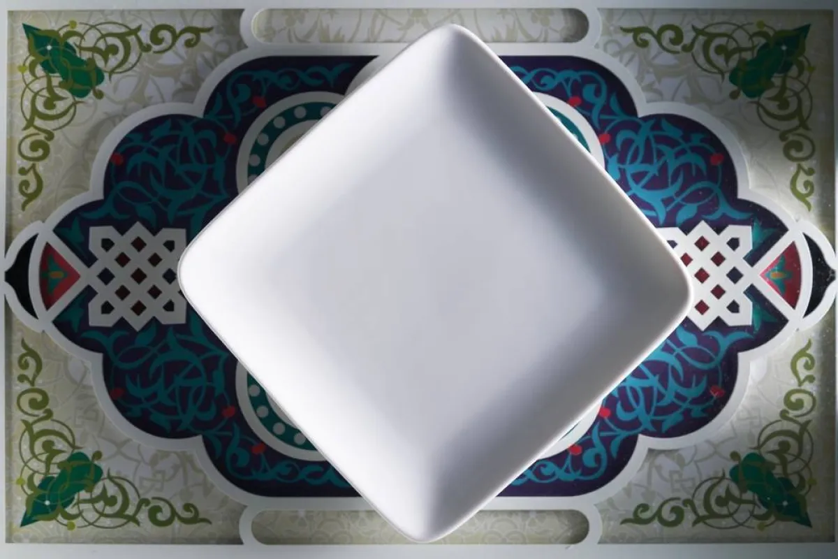 صينيّة محمّلة بنقوش إسلاميّة في غرفة الطعام 