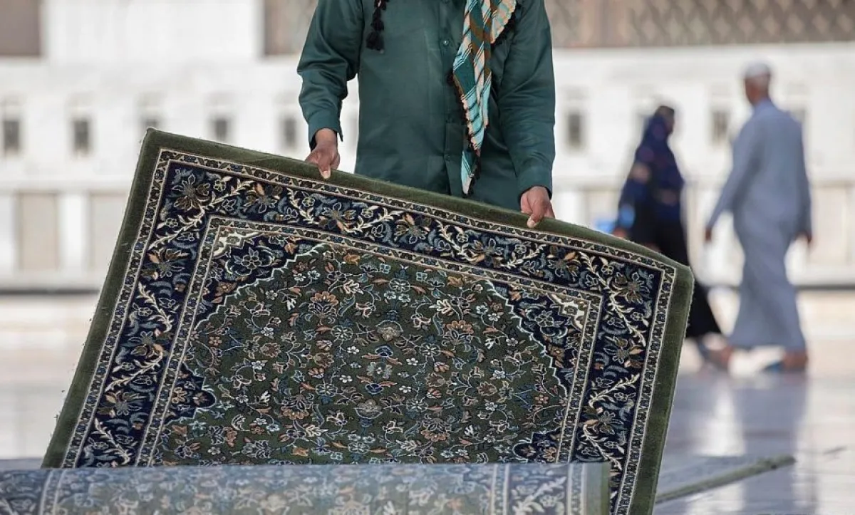 تُرش المعطرات والمعقمات يوميًّا قبل وبعد كل صلاة