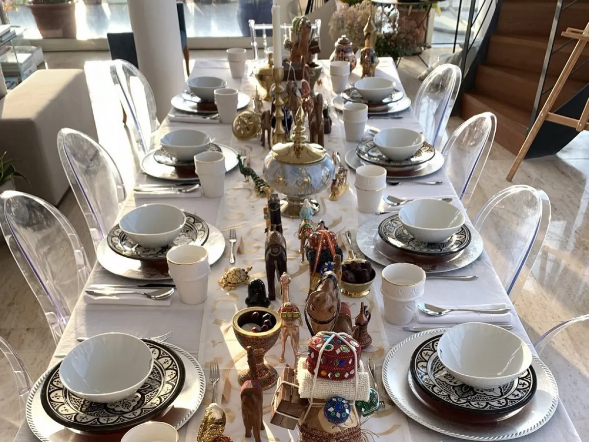 اللون الذهبي والحروف العربية تزيّن موائد رمضان