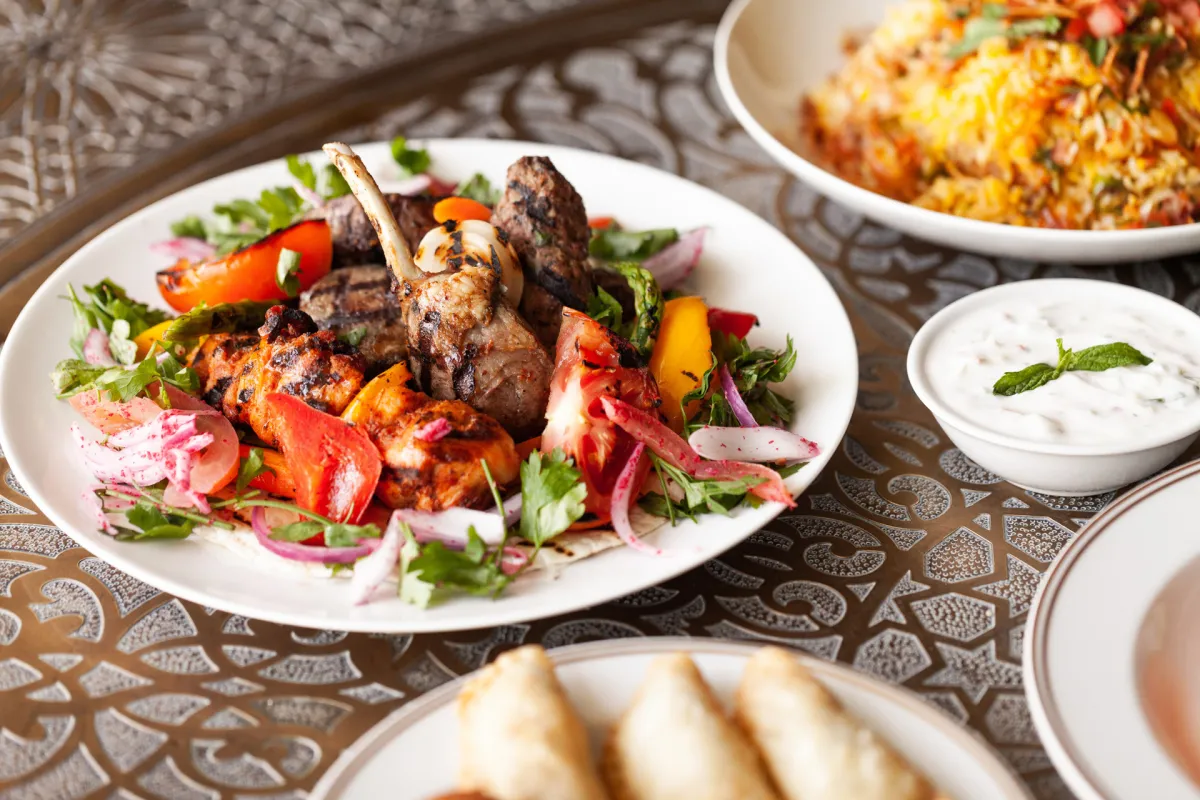 يقدم فريق الطهي في فندق فور سيزونز الرياض للضيوف النكهات الأصلية والتقليدية 