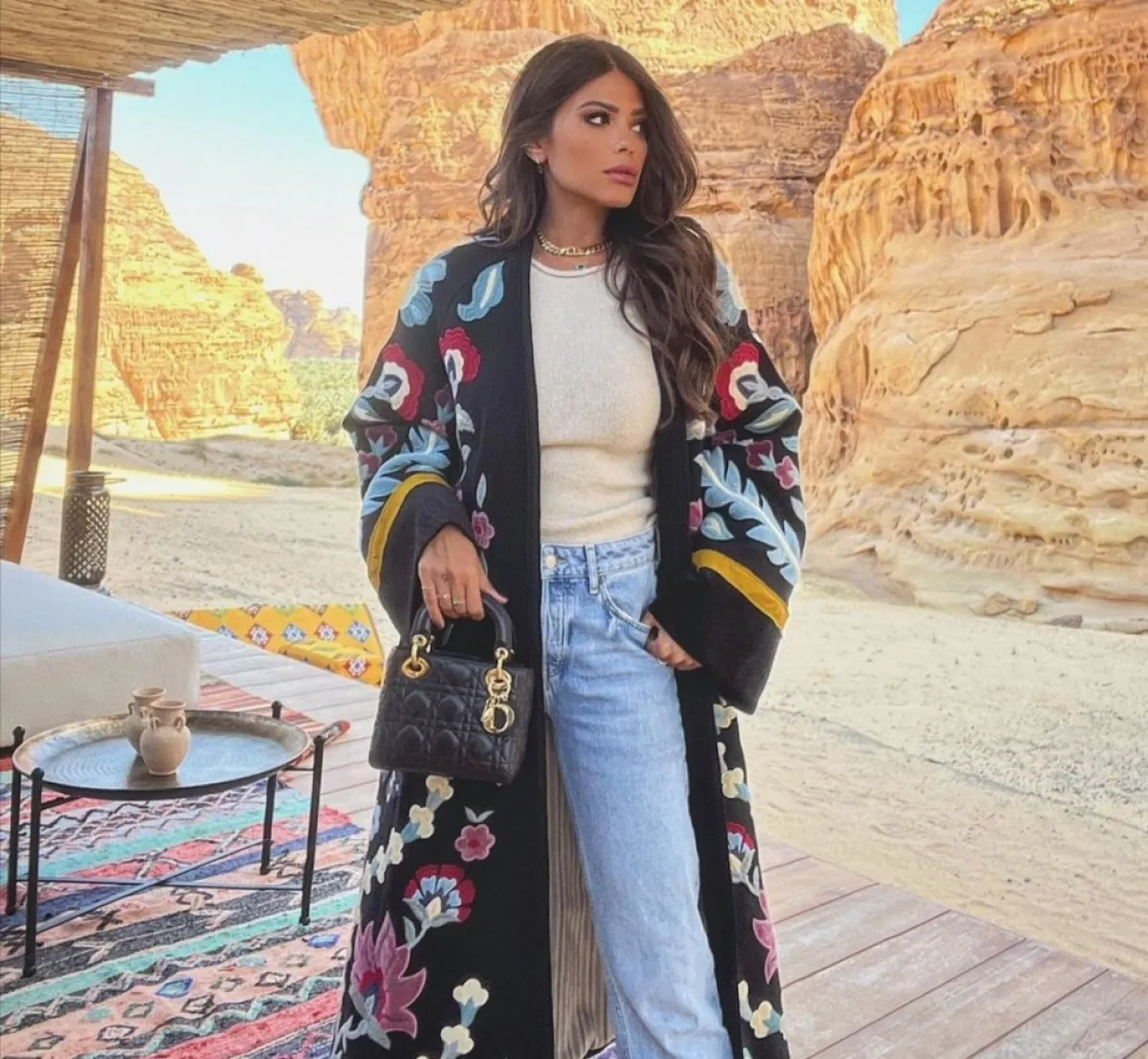 العباية الملونة مع الجينز بأسلوب العنود بدر