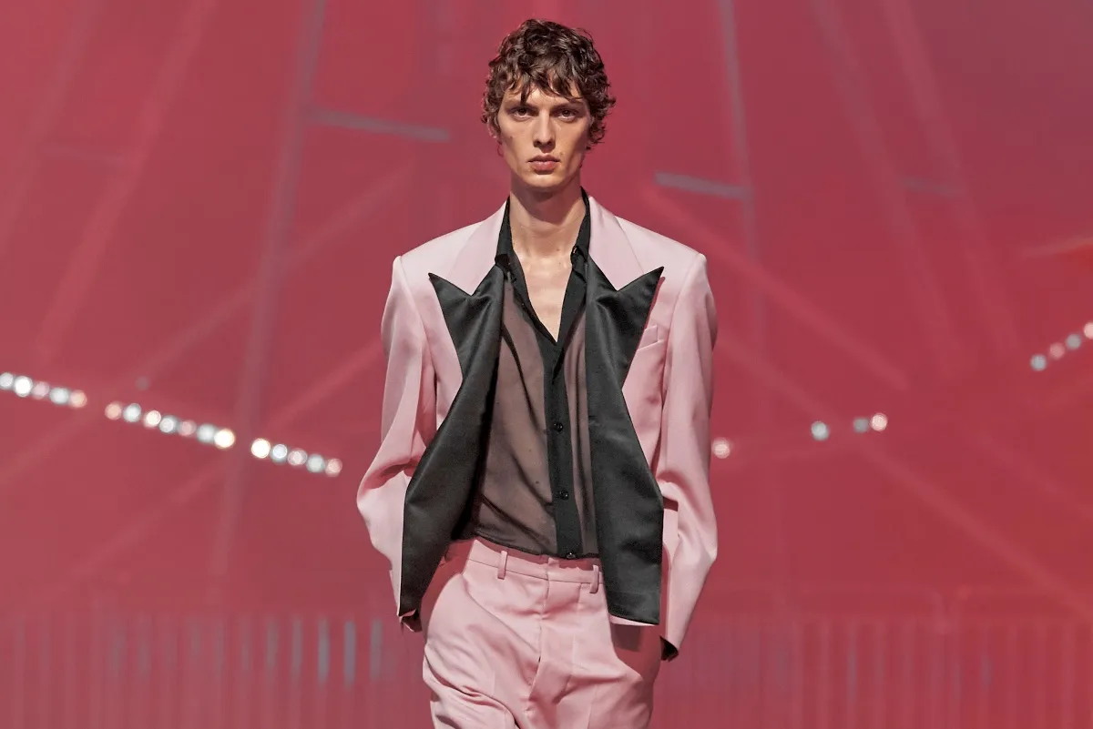 للرجل بدلات ملوّنة لإطلالات العيد من آمي ألكساندر ماتيوسي  Ami Alexandre Mattiussi