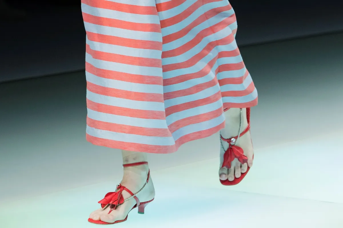 موديلات صنادل ملوّنة