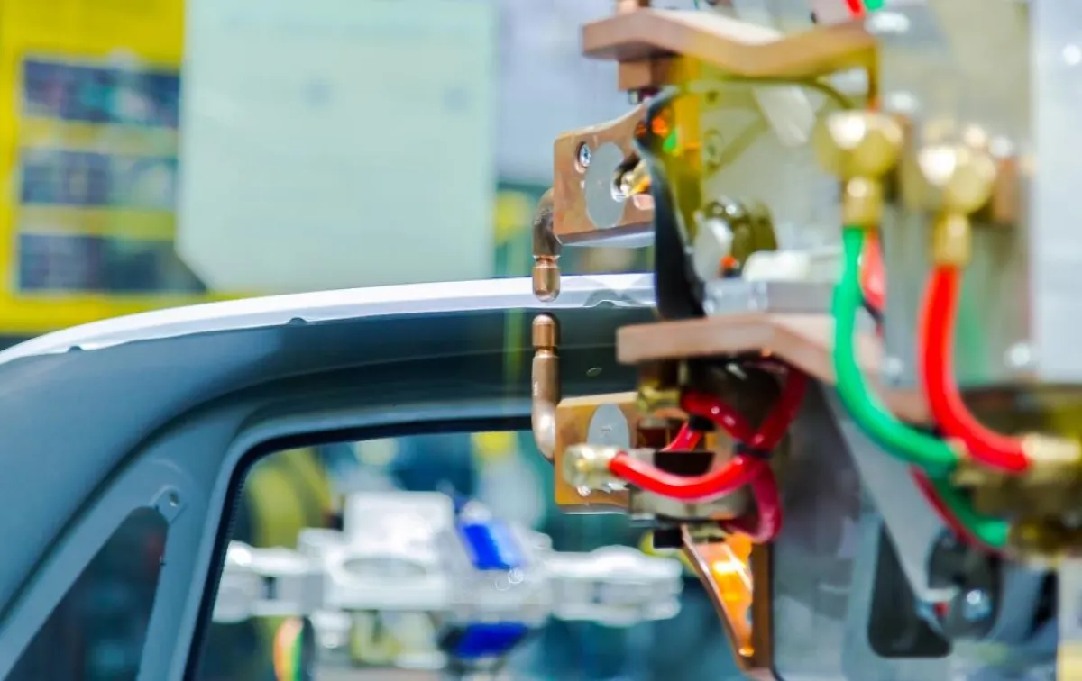 روبوتات تقوم بعملية التصنيع