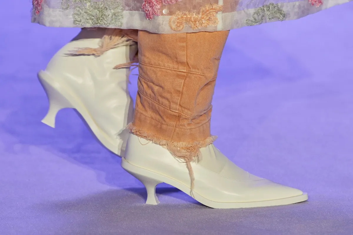 أحذية باللون الأبيض لإطلالة منعشة في الصيف