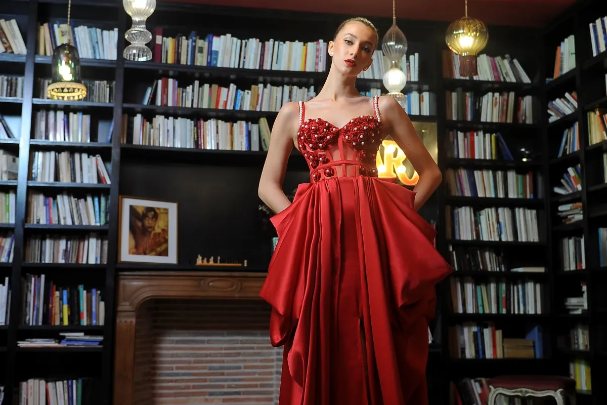 فستان باللون الأحمر الداكن من ليندا سو Linda Sow