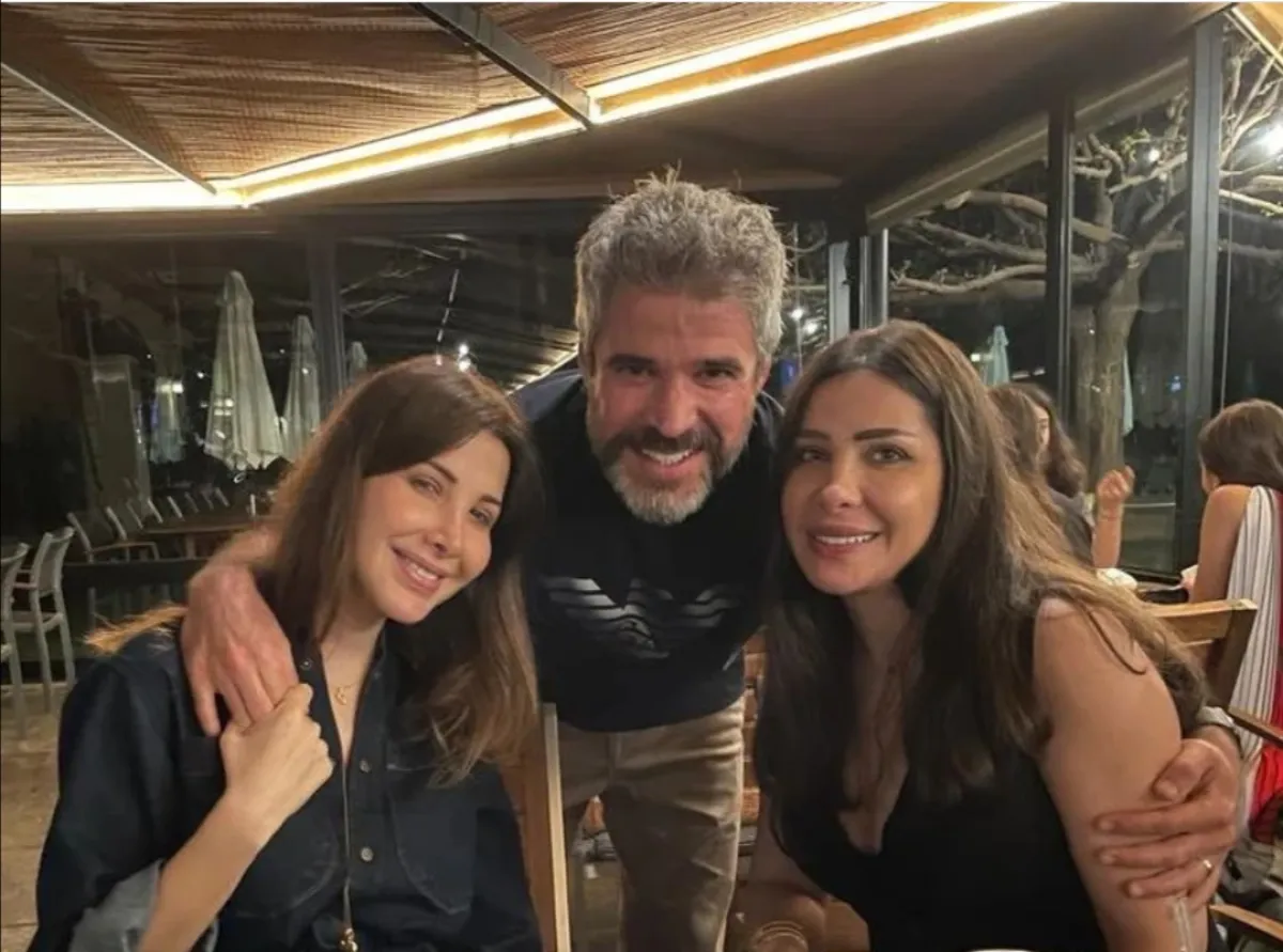 نبيل عجرم يتوسط شقيقتيه نانسي ونادين عجرم- الصورة من حساب نادين على إنستغرام