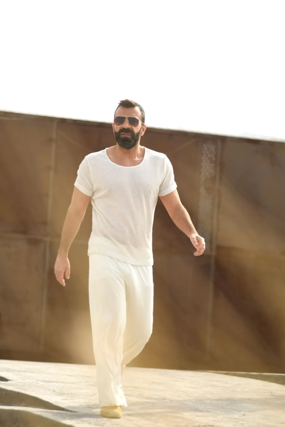 المصمم جان بو ضومط يرتدي زياً من مجموعته الجديدة