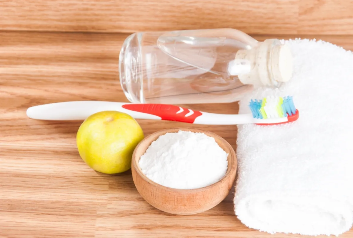 صودا الخبز وعصير الليمون الحامض والخل، مواد مستخدمة في نزع البقع الصفر عن الملابس بيضاء اللون