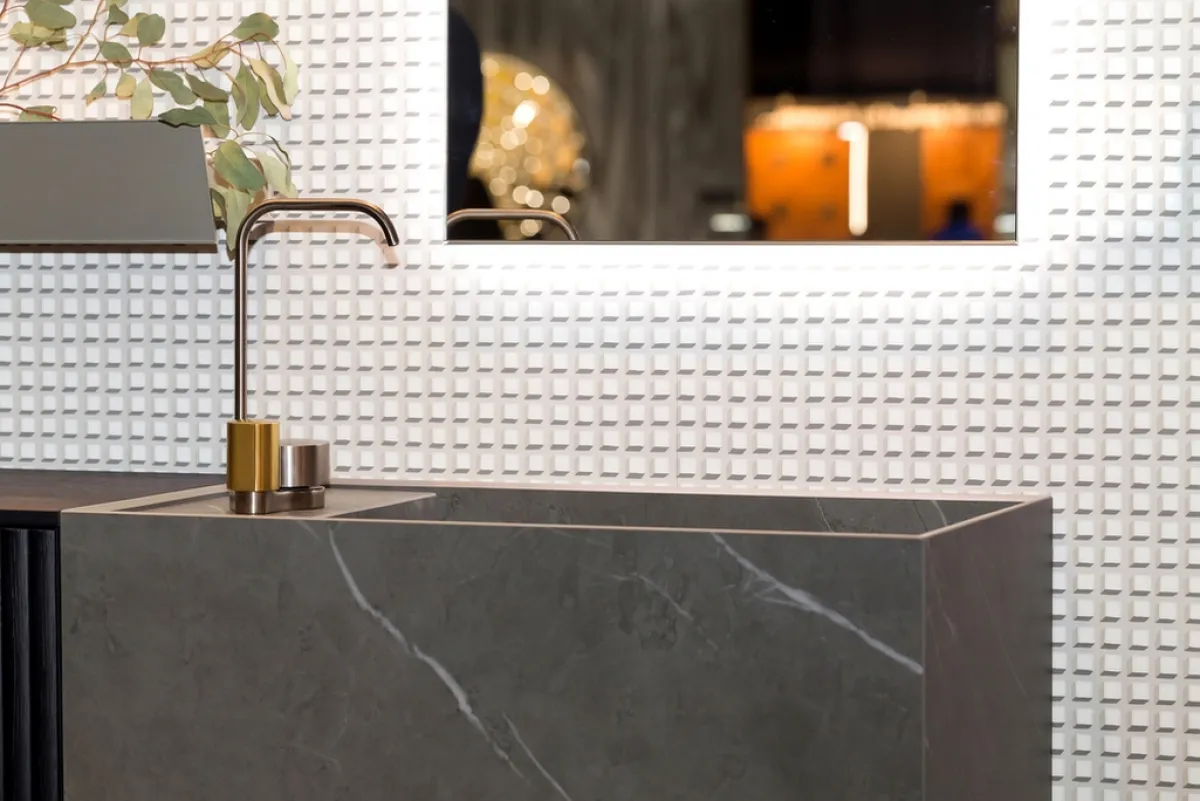 الرخام الأسود في تصميم "مودرن" لمغسلة الحمّام