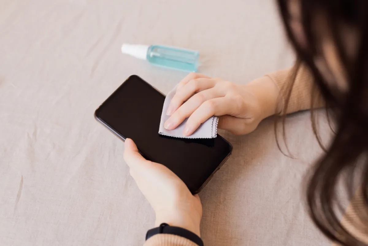 من الواجب مسح الجوّال، باستخدام قطعة قماش مصنوعة من الألياف الدقيقة