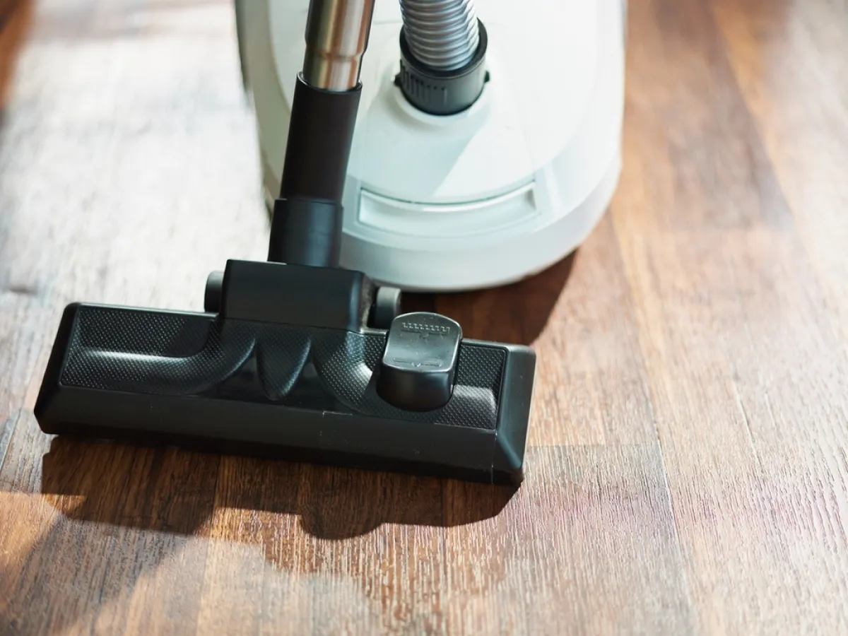 المكنسة الكهربائيّة تنزع الأتربة عن الأسطح المختلفة