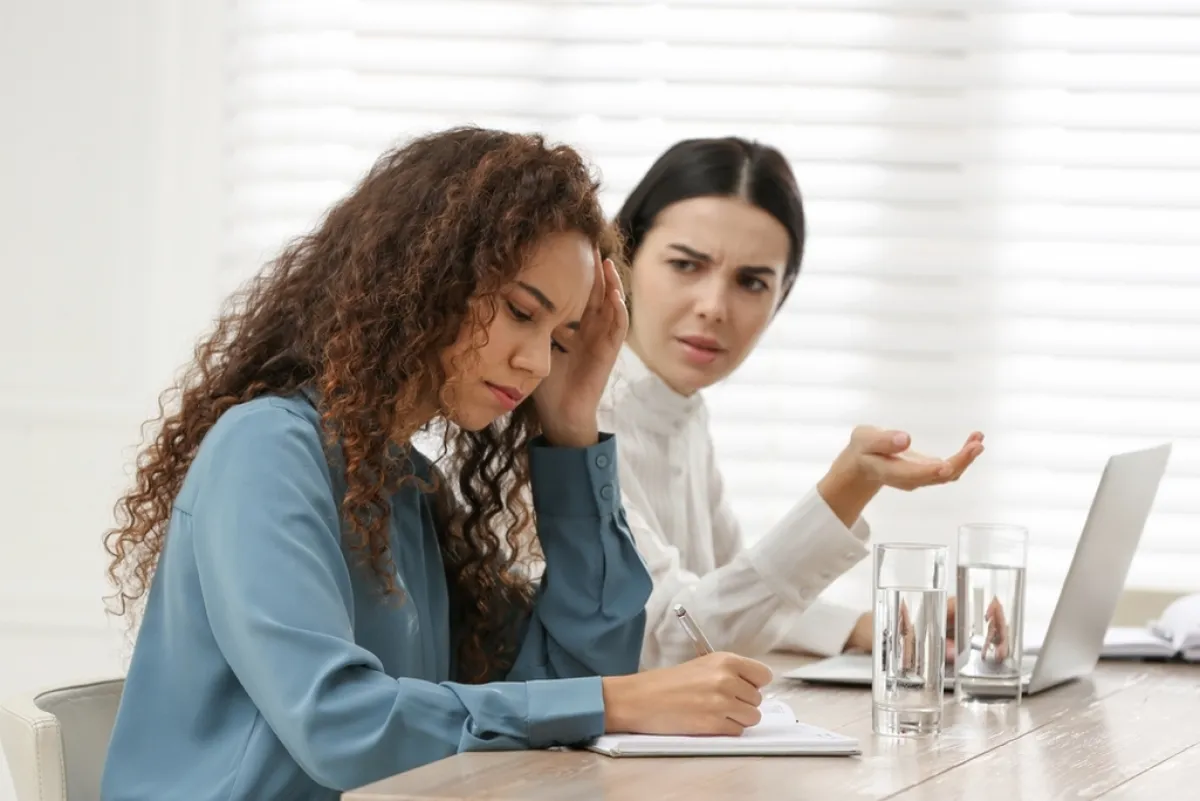 كيفيّة التعامل مع الزميل الحقود