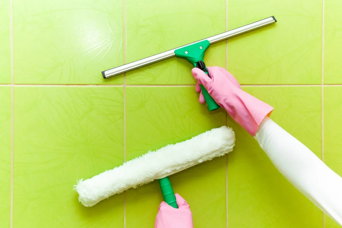 لا يُفضّل استخدام الفرشاة المصنوعة من مواد كاشطة، في دعك الأسطح السيراميك