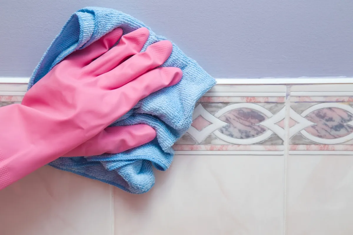 لا بدّ من تنظيف الجدران السيراميك أوّلًا بأوّل