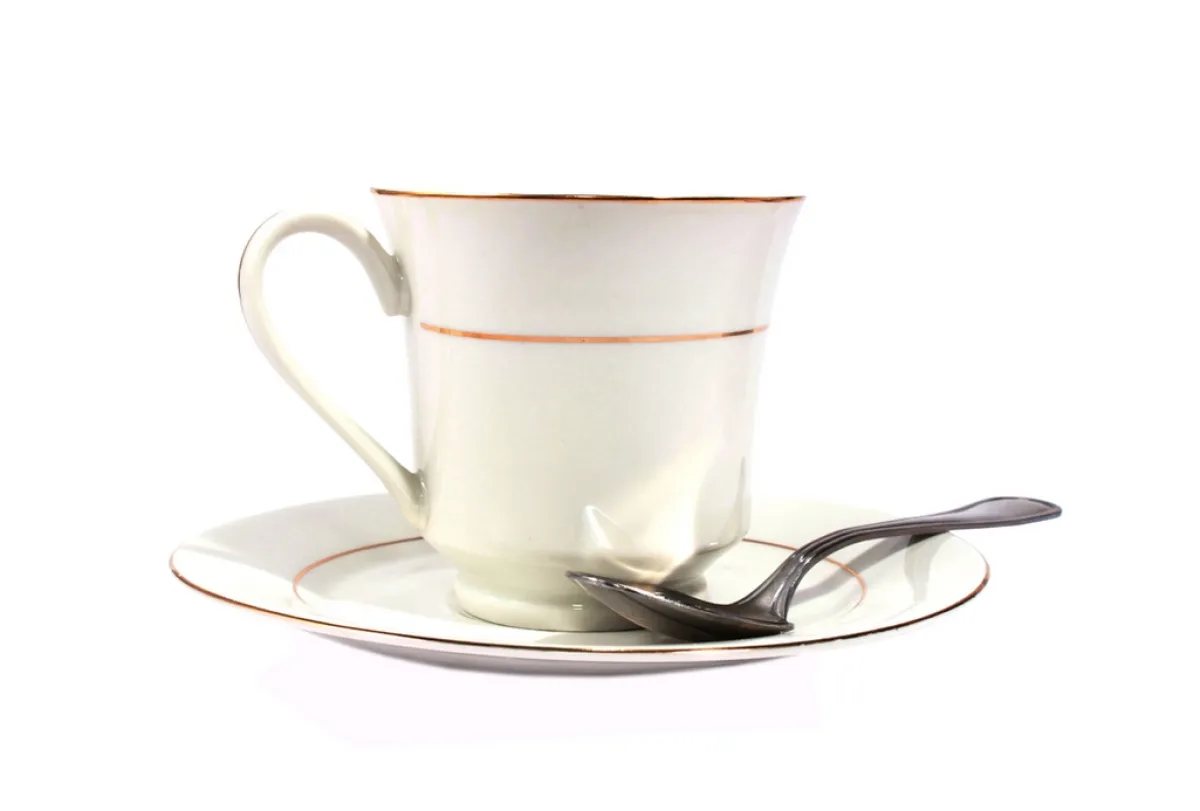 من استخدامات الأسيتون نزع البقع عن الأكواب والفناجين المصنوعة من الخزف الصيني