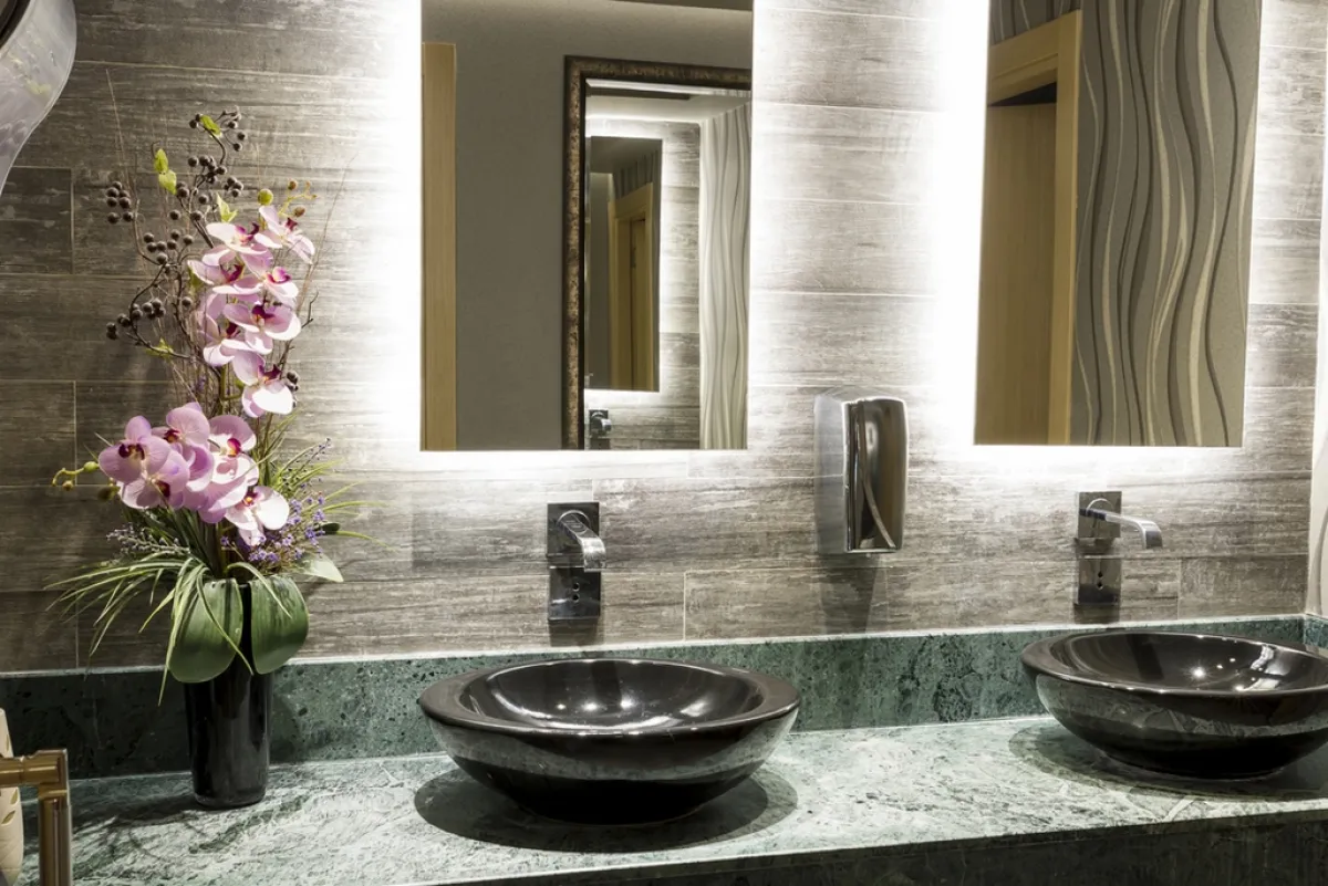 الرخام مادة مرغوبة في تصميم مغاسل الضيوف